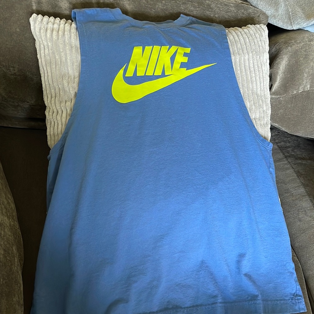 Nike tank top NEVER WORN. Size Medium. Perfect condition !!